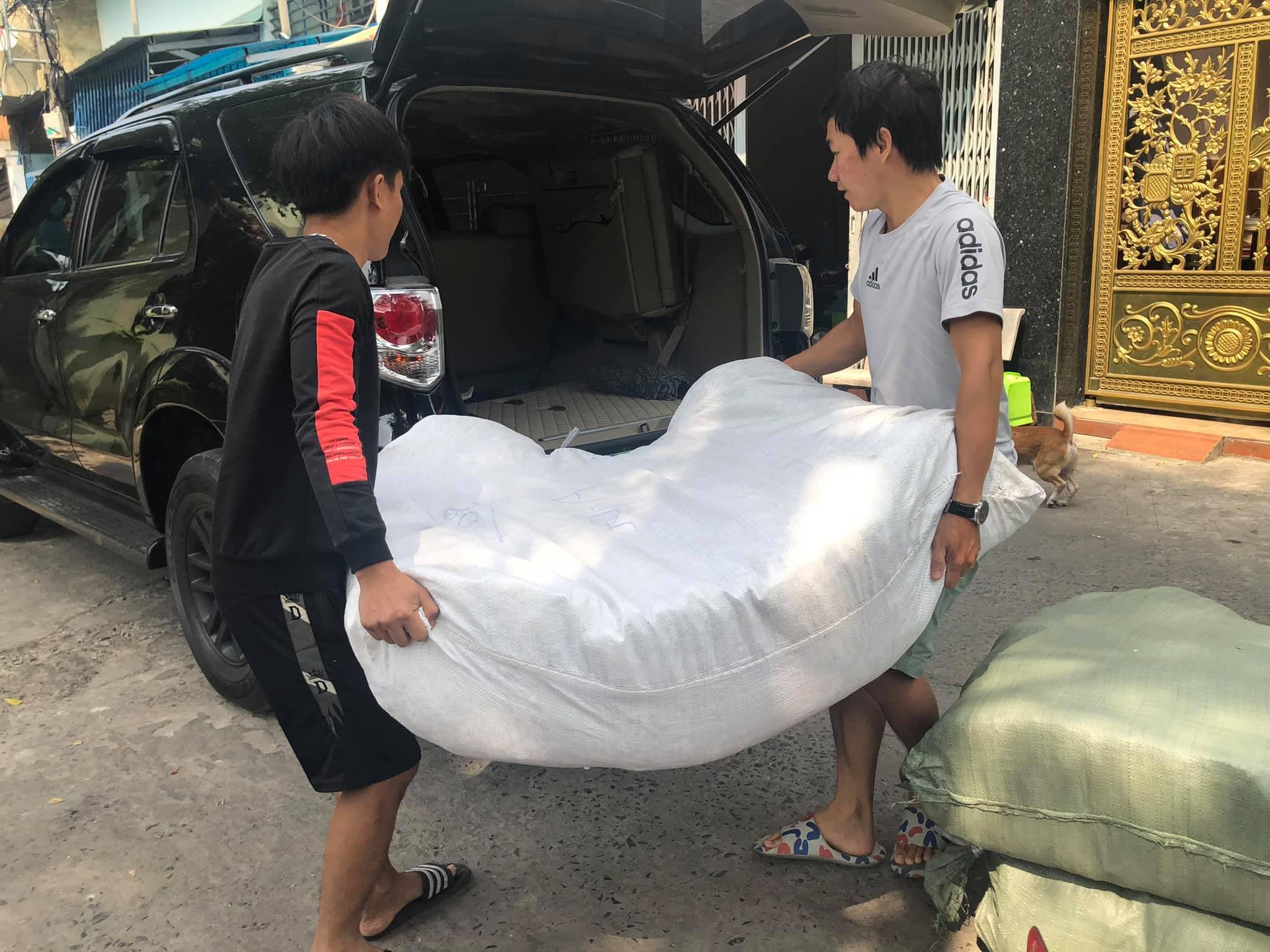 Máy may công nghiệp tại xưởng gia công thời trang